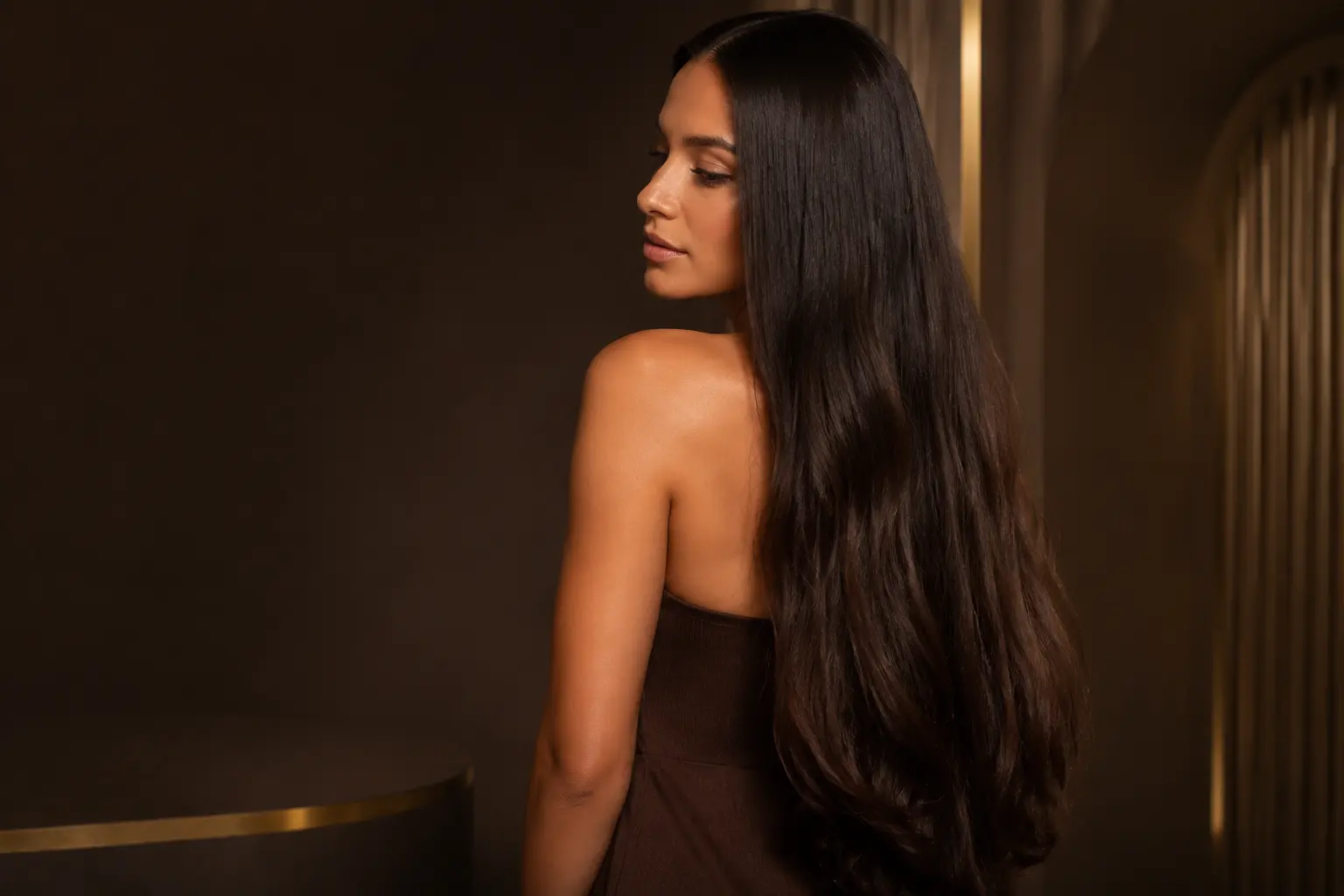 Mulher com cabelos longos, escuros e brilhantes